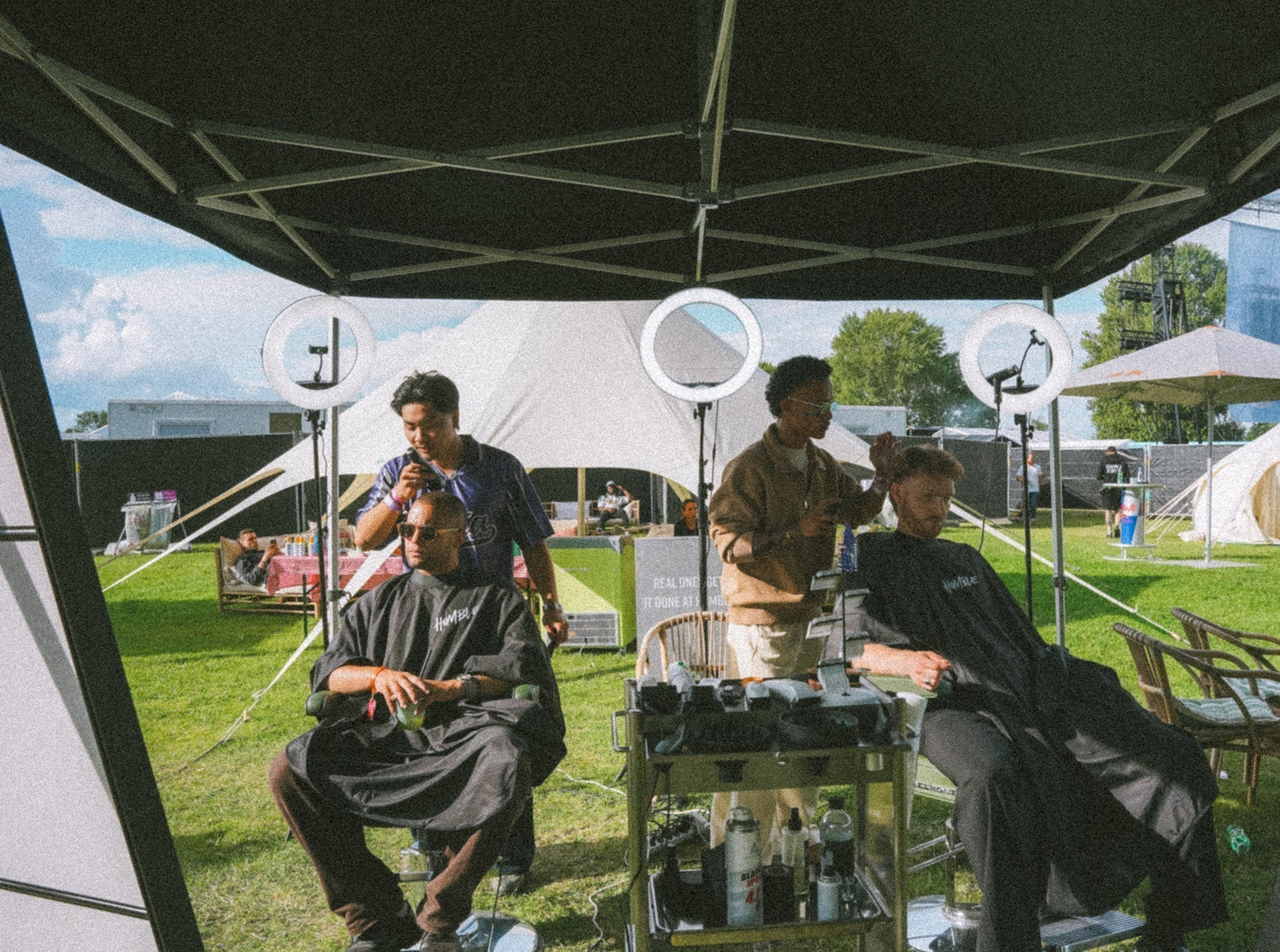 Οι καλλιτέχνες του Humble Barbers διατηρούνται σε φόρμα το καλοκαίρι